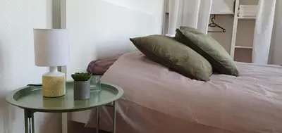 Un ou plusieurs lits dans un hébergement de l'établissement Maison Calme Terrasse et Jardin Vue Forêt
