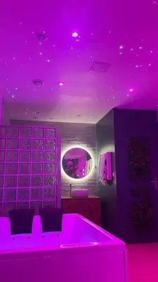 Un ou plusieurs lits dans un hébergement de l'établissement Suite Yao avec jacuzzi Montataire YaoSpa60