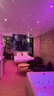 Télévision ou salle de divertissement dans l'établissement Suite Yao avec jacuzzi Montataire YaoSpa60