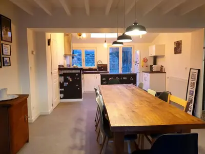 Cuisine ou kitchenette dans l'établissement Maison spacieuse Parc Régional Naturel Normandie