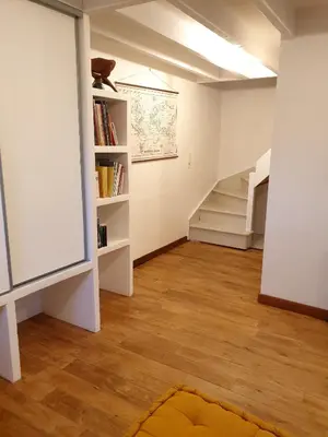 Bibliothèque dans la maison de vacances