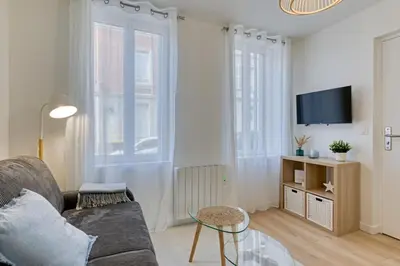 Télévision ou salle de divertissement dans l'établissement Léandre studio entièrement rénové avec extérieur