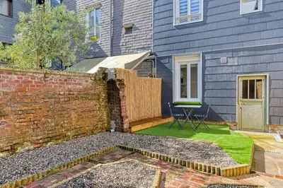 Jardin de l'établissement Léandre studio entièrement rénové avec extérieur
