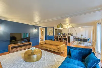 Télévision ou salle de divertissement dans l'établissement L'Ambassadeur appartement époustouflant en plein coeur de Rouen