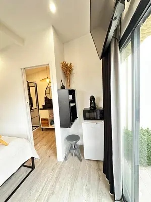 Un ou plusieurs lits dans un hébergement de l'établissement Chambre 34 indépendante et privée avec service de navette