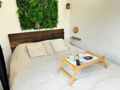 Un ou plusieurs lits dans un hébergement de l'établissement Chambre 34 indépendante et privée avec service de navette