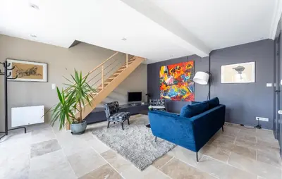Coin salon dans l'établissement Amazing Home In Vienne-En-Arthies