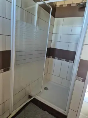 Salle de bains dans l'établissement Hébergement Oissel