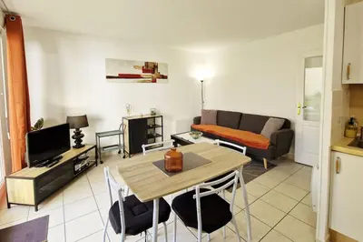 Coin salon dans l'établissement Votre cocon avec baignoire et Wifi à 15 min à pied du centre d'Amiens