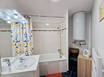 Salle de bains dans l'établissement Votre cocon avec baignoire et Wifi à 15 min à pied du centre d'Amiens