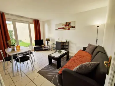 Coin salon dans l'établissement Votre cocon avec baignoire et Wifi à 15 min à pied du centre d'Amiens