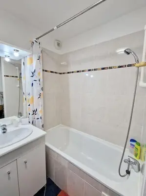 Salle de bains dans l'établissement Votre cocon avec baignoire et Wifi à 15 min à pied du centre d'Amiens
