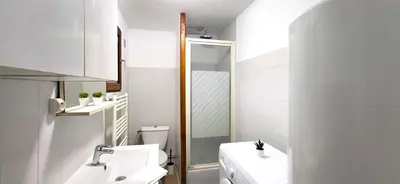 Salle de bains dans l'établissement Colonial - Élégant deux-pièces à 20min de Rouen