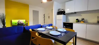 Cuisine ou kitchenette dans l'établissement Colonial - Élégant deux-pièces à 20min de Rouen