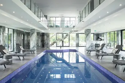 Piscine de l'établissement Domaine de Bracheux Chambres & Spa près de Beauvais ou située à proximité