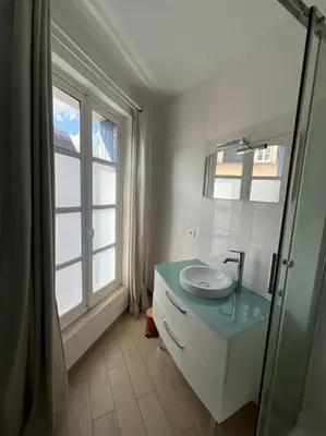 Salle de bains dans l'établissement Charmant F2 Plein centre de Mantes