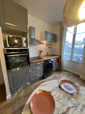 Cuisine ou kitchenette dans l'établissement Charmant F2 Plein centre de Mantes