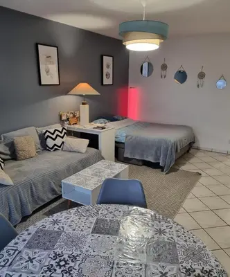 Un ou plusieurs lits dans un hébergement de l'établissement Appartement de 51 m2 avec jardin de 51 m2, parking privé