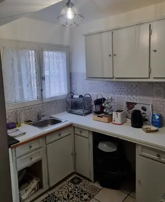 Cuisine ou kitchenette dans l'établissement Appartement de 51 m2 avec jardin de 51 m2, parking privé