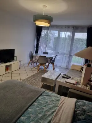 Télévision ou salle de divertissement dans l'établissement Appartement de 51 m2 avec jardin de 51 m2, parking privé