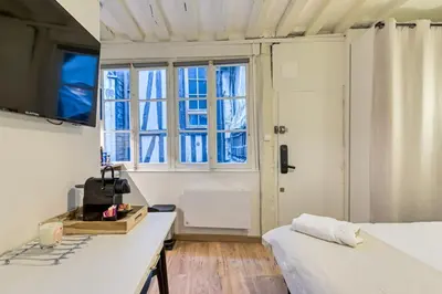 Un ou plusieurs lits dans un hébergement de l'établissement Petit Vicomte joli studio place du Vieux Marché