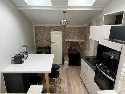Cuisine ou kitchenette dans l'établissement Maison de ville - idéal déplacements et familles - 35 min Paris - Versailles - Giverny