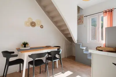 Cuisine ou kitchenette dans l'établissement Charmante Maison à Rouen