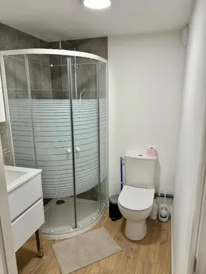 Salle de bains dans l'établissement Rez-de-jardin équipé