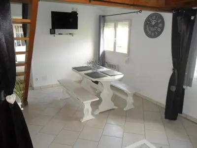 Télévision ou salle de divertissement dans l'établissement Le clos des tracteurs d'antan