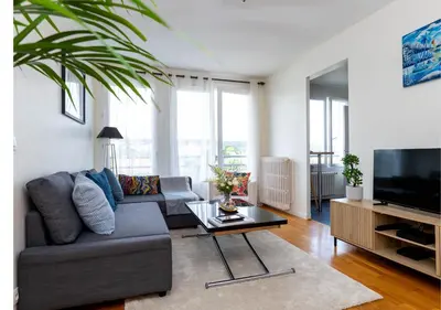 Télévision ou salle de divertissement dans l'établissement Appartement T2, fonctionnel, Parking,balcon ,2 minutes gare ,17 minutes Paris