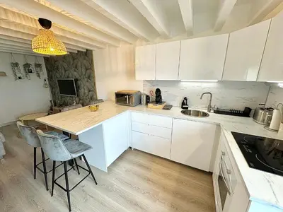 Cuisine ou kitchenette dans l'établissement Le Cocon de Thoiry