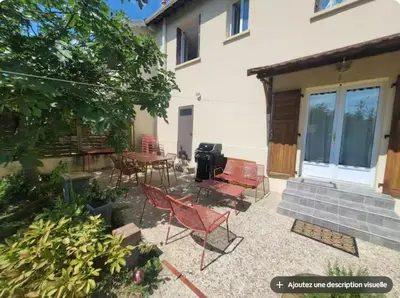 Jardin de l'établissement Charmant appartement 35 m2 avec terrasse et jardin