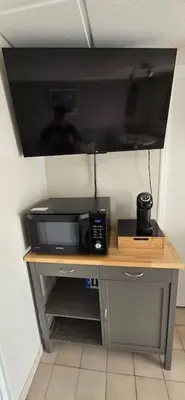 Télévision ou salle de divertissement dans l'établissement Charmant appartement 35 m2 avec terrasse et jardin