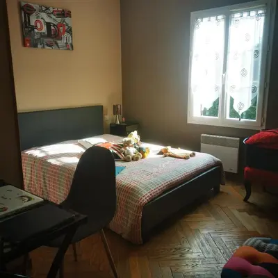 Un ou plusieurs lits dans un hébergement de l'établissement Les volets bleus