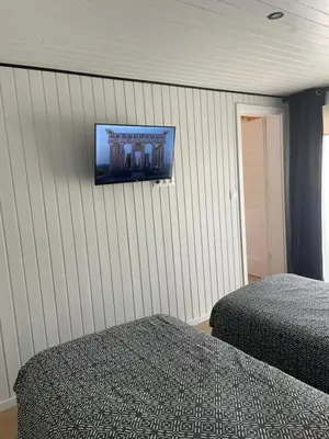 Télévision ou salle de divertissement dans l'établissement Le Chalet d'Amélia