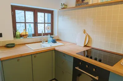 Cuisine ou kitchenette dans l'établissement La Rosay Color