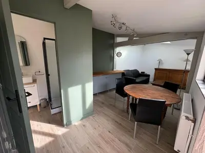 Coin salon dans l'établissement Petite maison indépendante avec parking