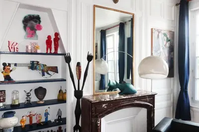 Plan de l'établissement Une chambre et des tableaux