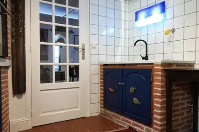 Cuisine ou kitchenette dans l'établissement Une chambre et des tableaux