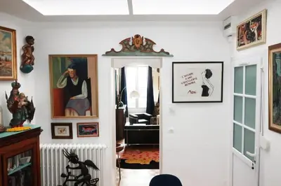 Plan de l'établissement Une chambre et des tableaux
