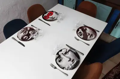 Boissons dans l'établissement Une chambre et des tableaux