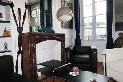 Coin salon dans l'établissement Une chambre et des tableaux