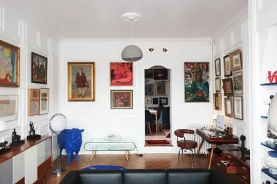 Coin salon dans l'établissement Une chambre et des tableaux