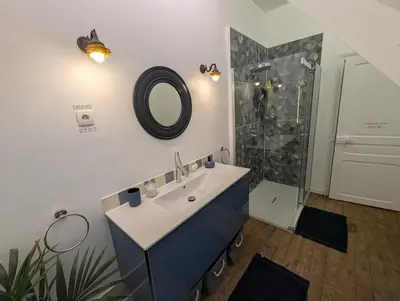 Salle de bains dans l'établissement Au Bonheur des Voyageurs, 30' de Paris