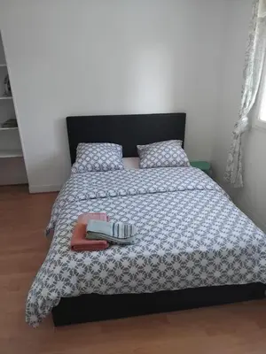 Un ou plusieurs lits dans un hébergement de l'établissement Joli appartement 2 pièces sur Liancourt