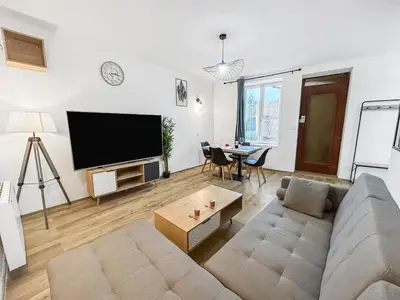 Télévision ou salle de divertissement dans l'établissement Maison lumineuse avec verrière & grand écran