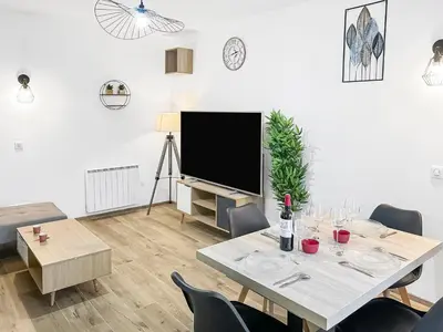 Télévision ou salle de divertissement dans l'établissement Maison lumineuse avec verrière & grand écran