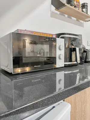 Cuisine ou kitchenette dans l'établissement Maison lumineuse avec verrière & grand écran