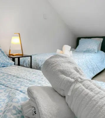 Un ou plusieurs lits dans un hébergement de l'établissement Maison lumineuse avec verrière & grand écran