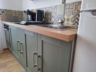 Cuisine ou kitchenette dans l'établissement Charmante maisonnette équipée